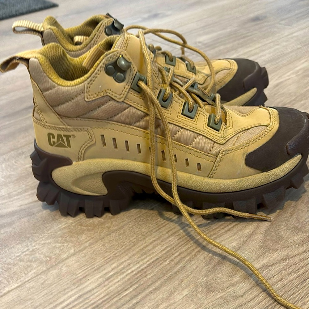 Caterpillar Mid Boots. Size 4 Men